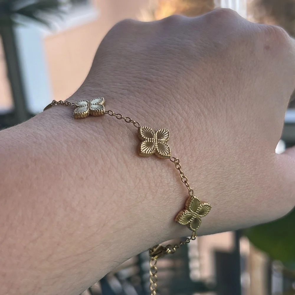Elegant Gold Clover Motif Bracelet